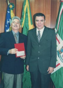 Luis Cesar Bueno   2001 03   lcb recebe prêmio