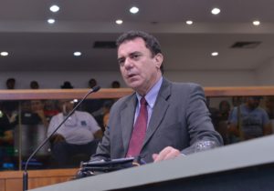 Luis Cesar Bueno no plenário