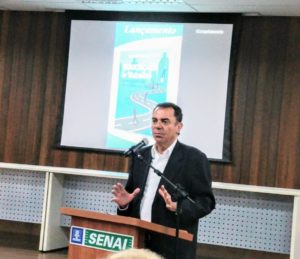 Luis Cesar Bueno participa de lançamento de livro no Senai Ítalo Bologna 3