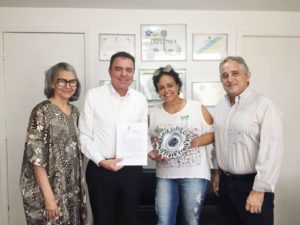 Luís Cesar Bueno recebe troféu do grupo GWAYA   Contadores de História