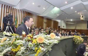 Luís Cesar Bueno representa partidos de oposição na posse de José Eliton