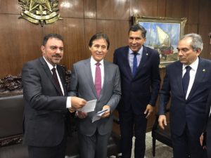 03 17 Com Sandro Mabel, Joe Valle Presidente da Câmara Distrital de Brasília e Deputado José Vitti, Presidente da Alego entregando ao Presidente Michel Temer a proposta da Unale
