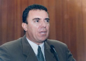 Luis Cesar Bueno   2002 05 08   Luis Cesar no plenário