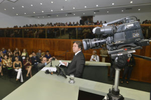 Luis Cesar Bueno em evento de estética 72