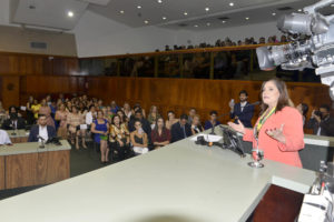Luis Cesar Bueno em evento de estética 80