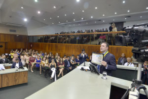 Luis Cesar Bueno em evento de estética 85
